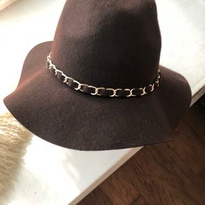 Wool felt hat with gold chain band